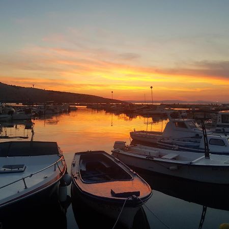 Apartments By The Sea Lopar Bagian luar foto