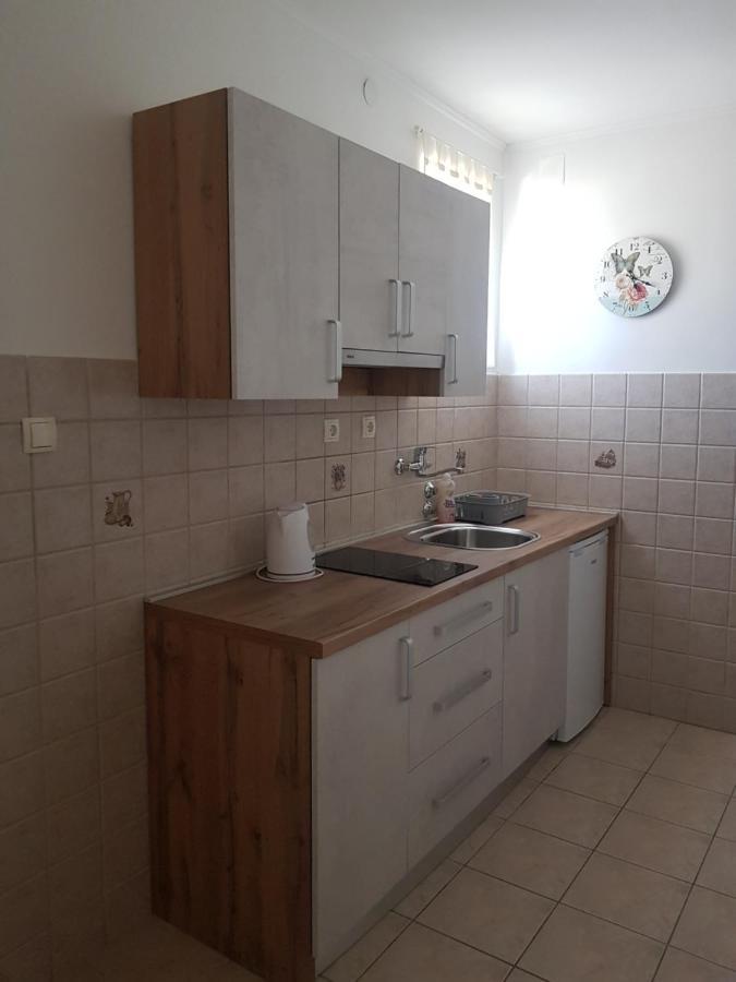 Apartments By The Sea Lopar Bagian luar foto