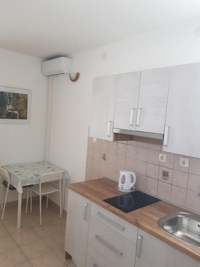 Apartments By The Sea Lopar Bagian luar foto